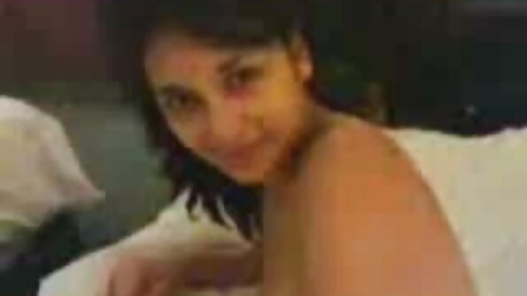 Milf berambut perang mendapat dia pussy fingered