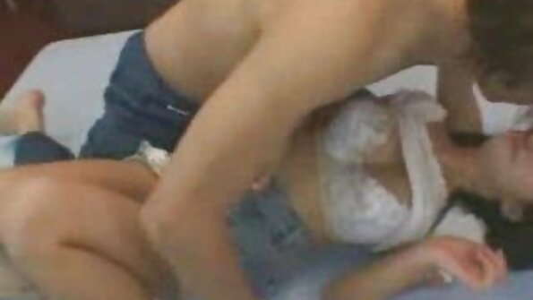 Devyn Lux bermain dengan mainan seks kegemarannya di atas sofa