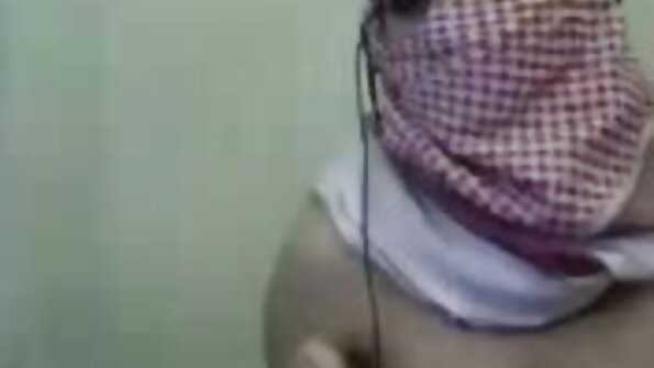 Wanita berkulit sawo matang dengan puting yang gagah dipukul