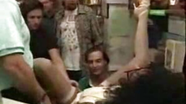 Si rambut coklat bermata biru belajar menghisap batang