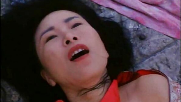 Gadis pejabat yang menggoda meniduri rakan sekerjanya