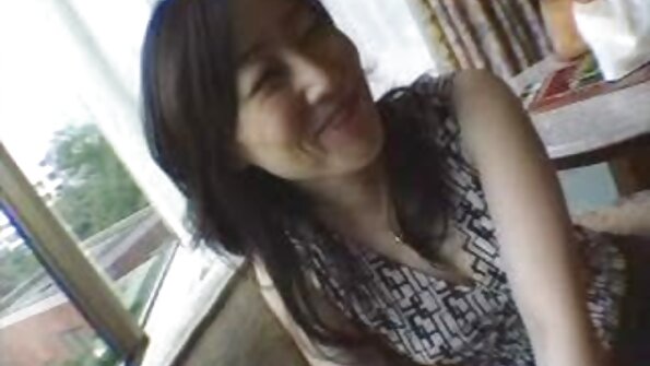 Ashley Sinclair sedang menunggang batang besar