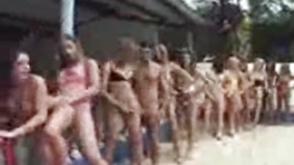 Gadis berambut hitam ghairah menghisap zakar