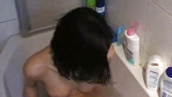 Berambut perang sawo matang menghisap batang luar